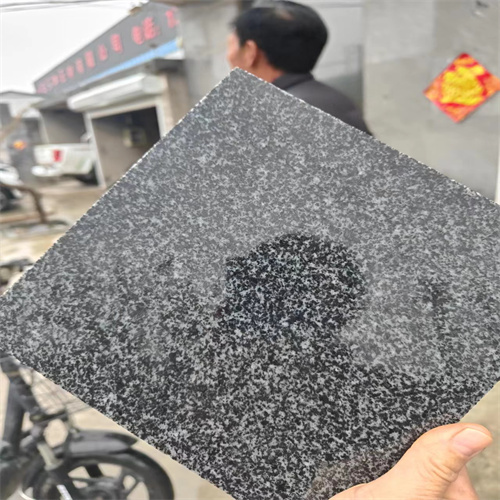 芝麻黑磨光板石材